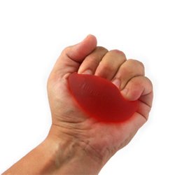 En hånd der klemmer en rød stressball sammen