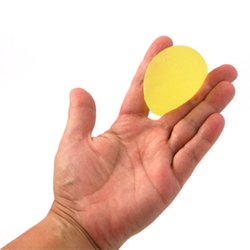 En hånd der klemmer en gul stressball