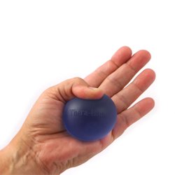 En blå stressball der ligger i en hånd